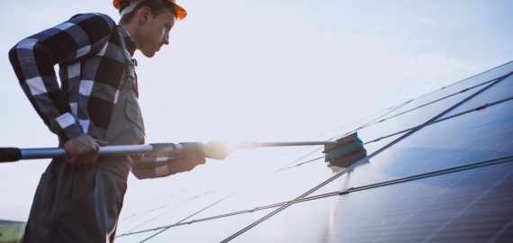 Professionelle Reinigung von Solarmodulen