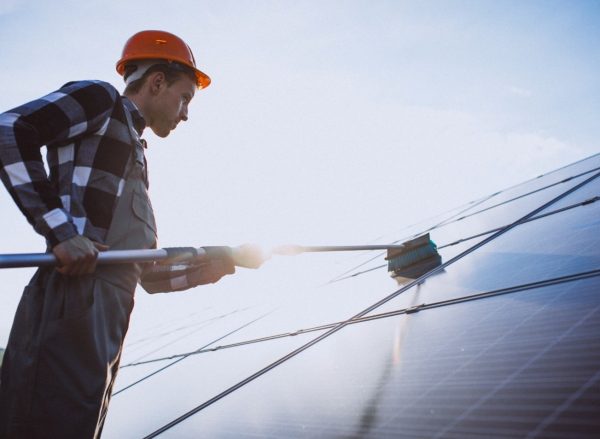 Professionelle Reinigung von Solarmodulen