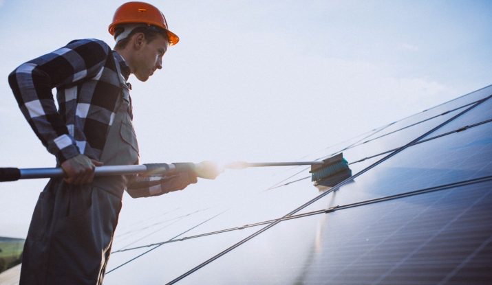 Professionelle Reinigung von Solarmodulen