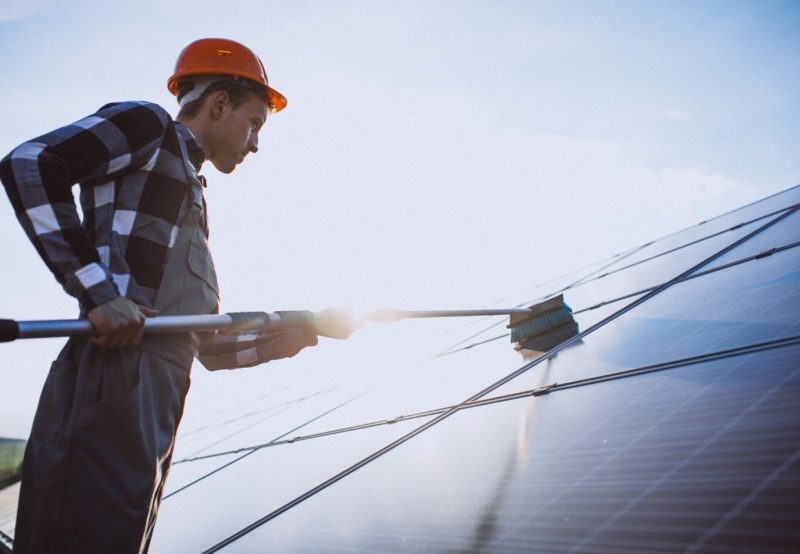 Professionelle Reinigung von Solarmodulen